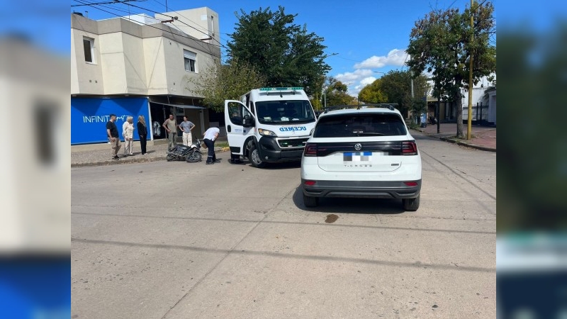 Una mujer sufrió lesiones graves tras un accidente entre un auto y una moto