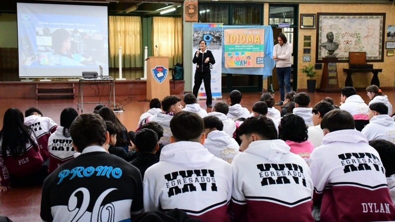 Estudiantes de sexto año se capacitan en el programa “Ojos en alerta”