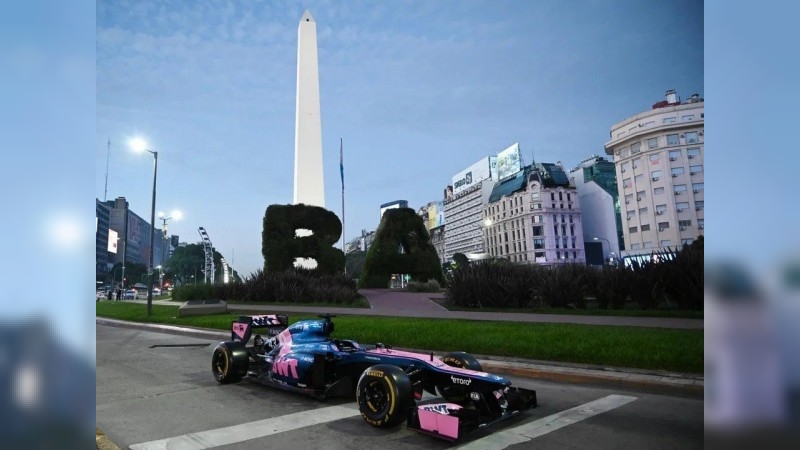 Presentaron en el Obelisco el Fórmula 1 que conducirá Colapinto en Palermo