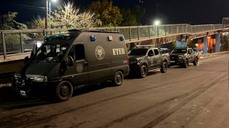 Tensión en Bajo Pueyrredón: hay 3 policías heridos y sigue el operativo tras los enfrentamientos