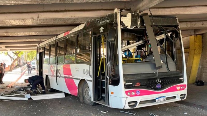 Córdoba: Un colectivo de SiBus se incrustó en un puente en Costanera y quedó destrozado