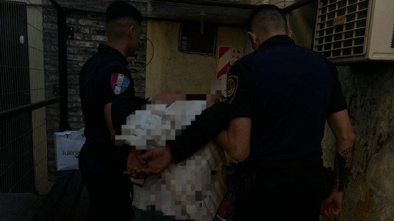 Detienen a un hombre por agredir a un policía durante una riña