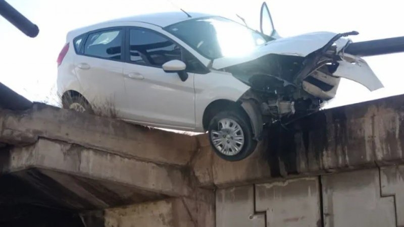 Córdoba: perdió el control del auto, chocó un guardarail y quedó colgando