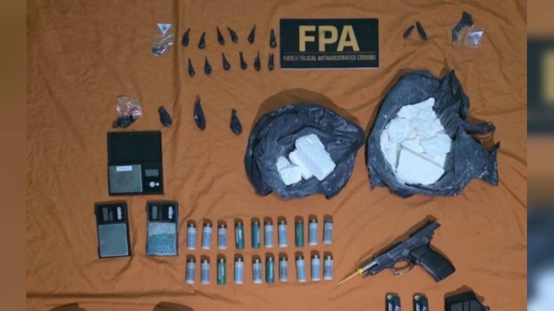 Un menor detenido con más de 5 mil dosis de cocaína, un arma y cartuchos en Córdoba