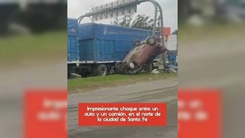 Impactante accidente en Santa Fe: un auto quedó parado sobre un poste tras chocar con un camión