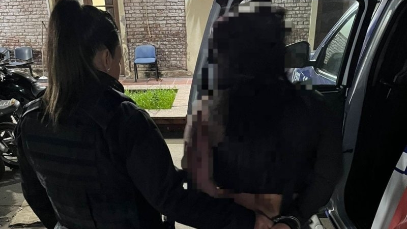 Detuvieron a una mujer por agredir a una policía en la salida de un boliche