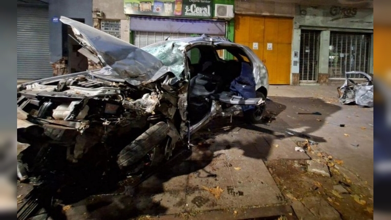 Conducía muy rápido, perdió el control, chocó contra una casa y murió