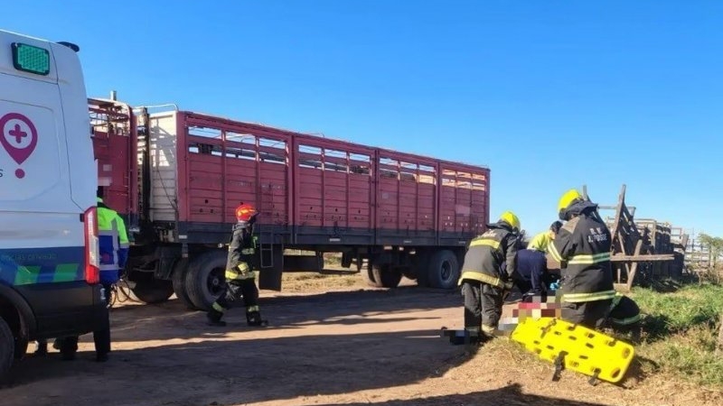 Un camionero sufrió heridas graves tras quedar atrapado entre el chasis y el acoplado