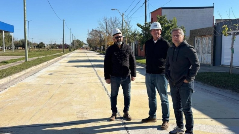 Bernarte habilitó una parte de la pavimentación del sector histórico de barrio Parque