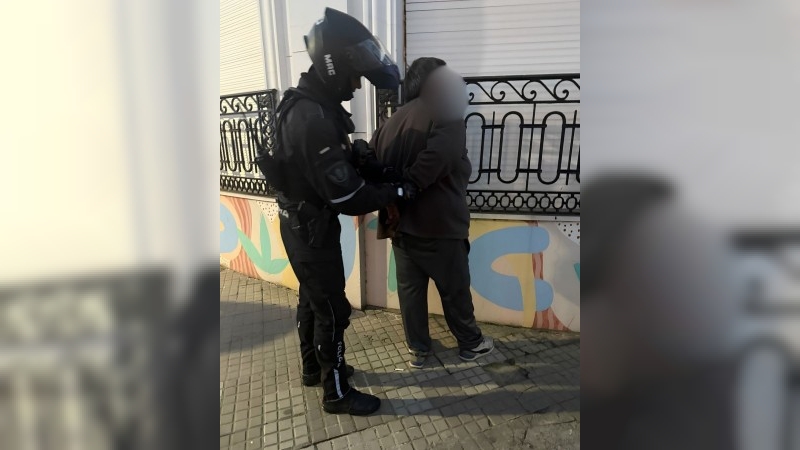 Detuvieron a un hombre acusado de hurtar una prenda en un comercio del centro