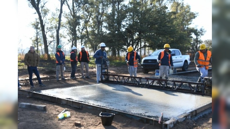 Con sus primeras calles pavimentadas avanzan las obras en el loteo La Arbolada