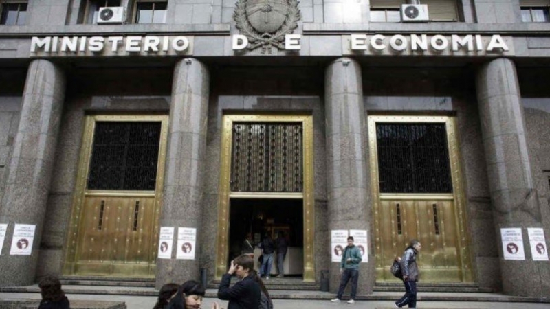 Economía lanza una nueva licitación de deuda en pesos y dólares con instrumentos de corto y mediano plazo