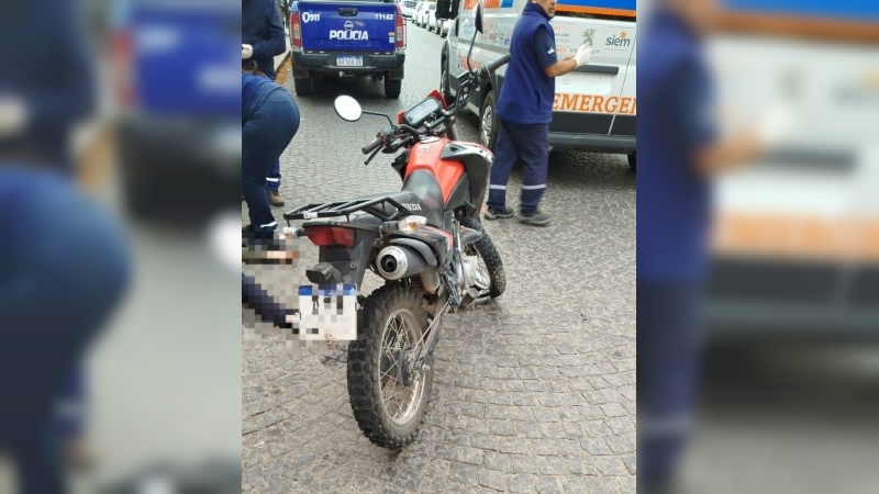 Accidente entre un auto y una moto en pleno centro de San Francisco