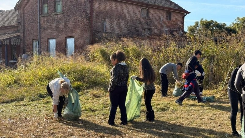Vecinos y voluntarios se unieron para limpiar el Predio del Ferrocarril