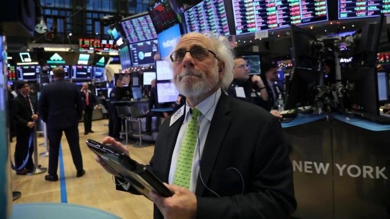 El riesgo país cayó por segundo día y se acercó a la barrera de los 430 puntos