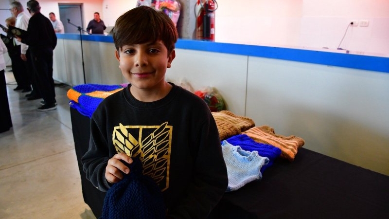 Alan Usandivare, el niño que expresa con sus manos tejedoras una profunda vocación solidaria