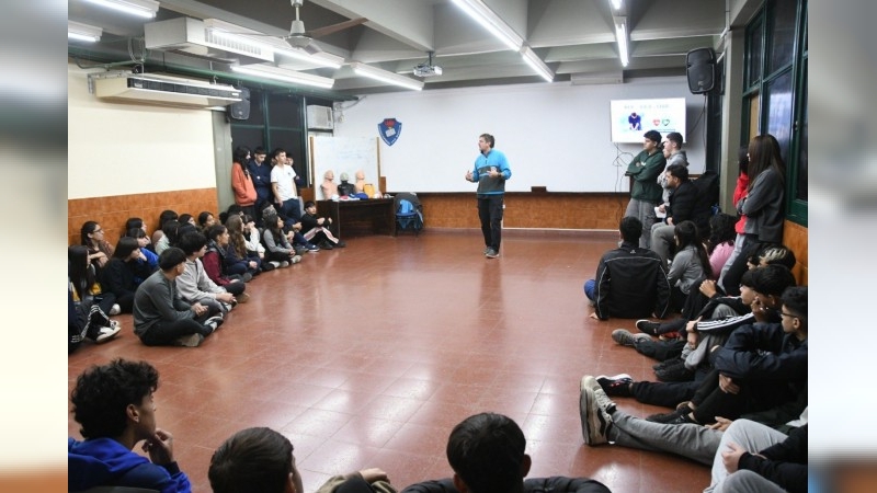 Estudiantes del Colegio San Martín participaron de una capacitación en RCP y primeros auxilios