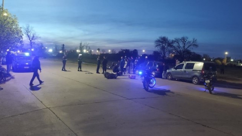 Un motociclista sufrió graves lesiones tras un choque en Bv. 9 de Julio y Drago