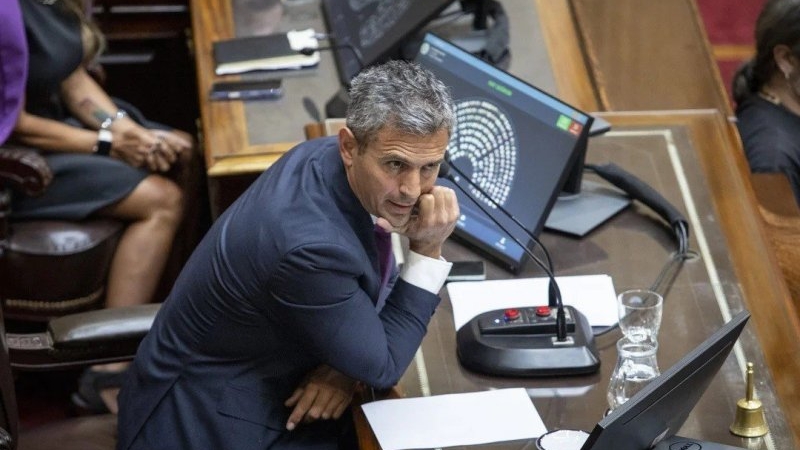 La oposición busca el quórum para sesionar el martes en torno a la situación del jefe de Gabinete, y el Gobierno habla con dialoguistas para desactivarla.